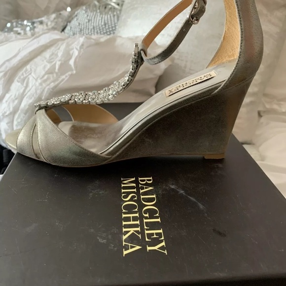 Badgley Mischka Romance II Pewter Wedge 9.5 - Picture 3 of 4